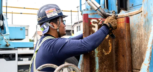 整備する作業員