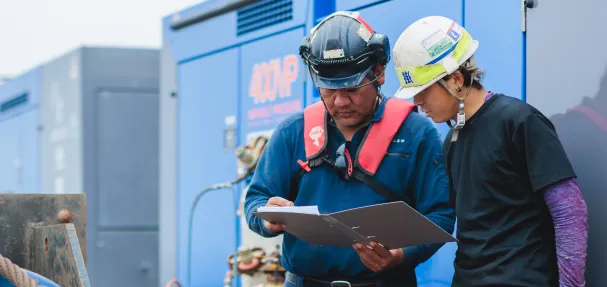 確認し合う作業員