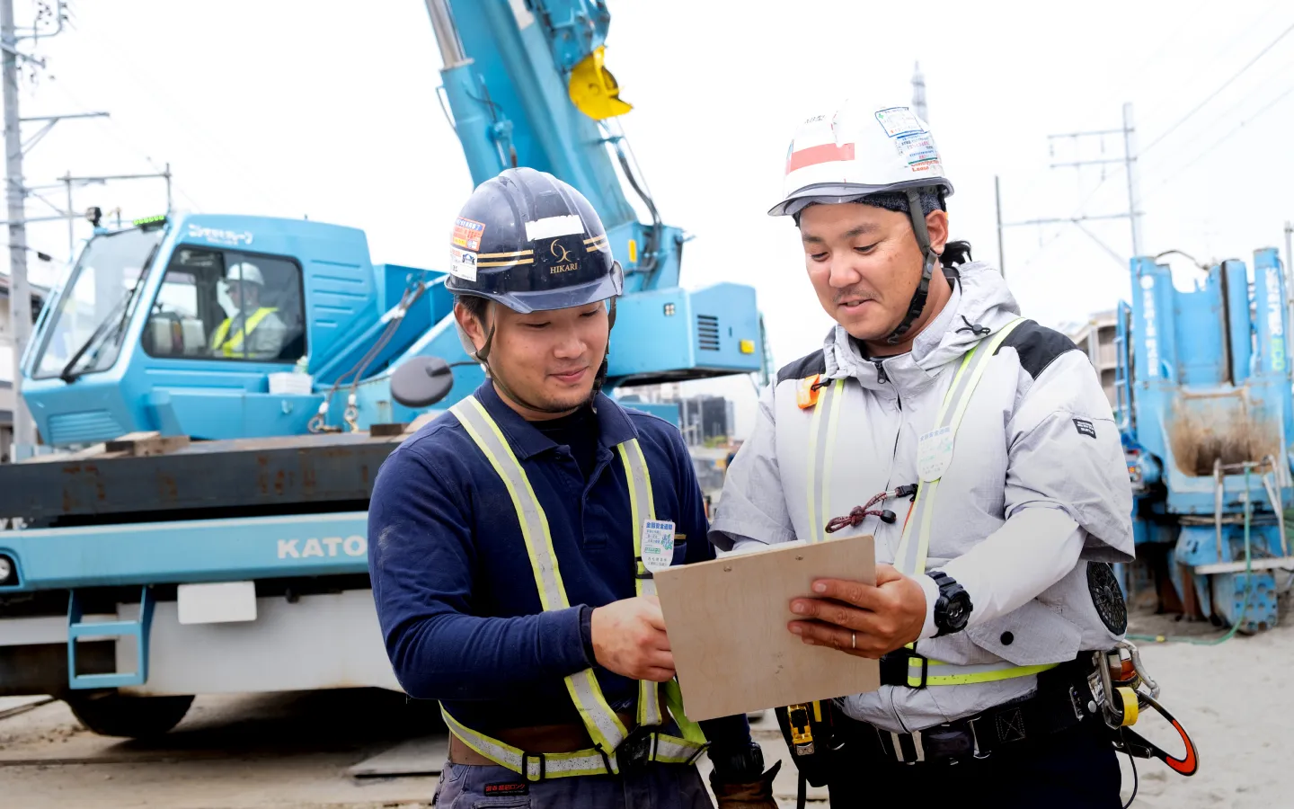 作業内容を確認し合う作業員たち
