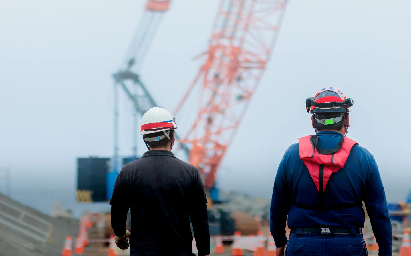 背中を向けた作業員