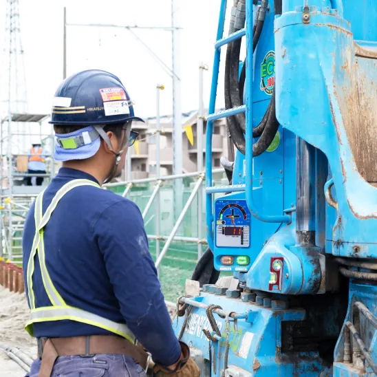 機械を確認する作業員M.R