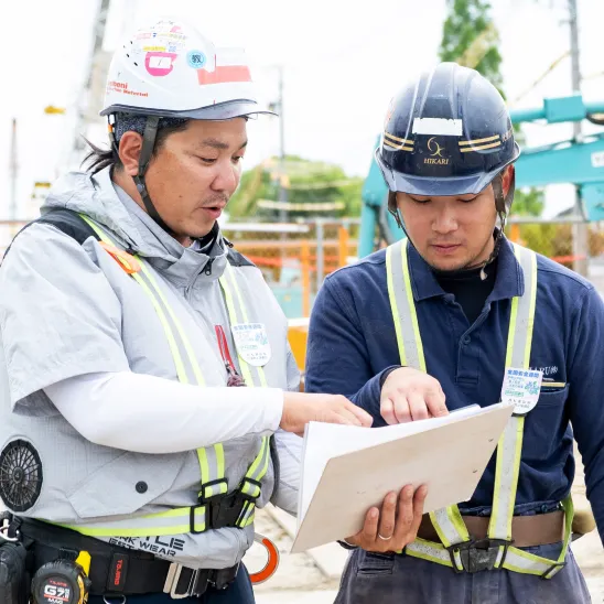 上司に確認する作業員M.R