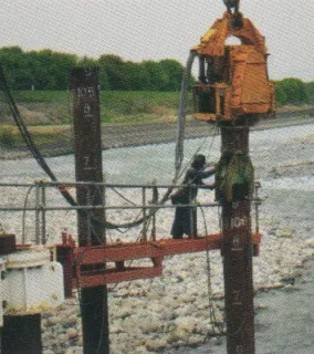 桟橋の作業をする作業員