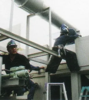 重量物を運ぶ作業員