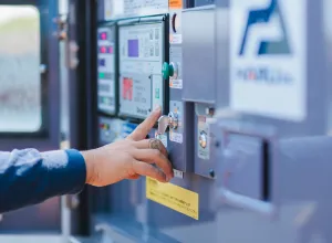 機械を操作する