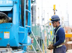 チェックする作業員